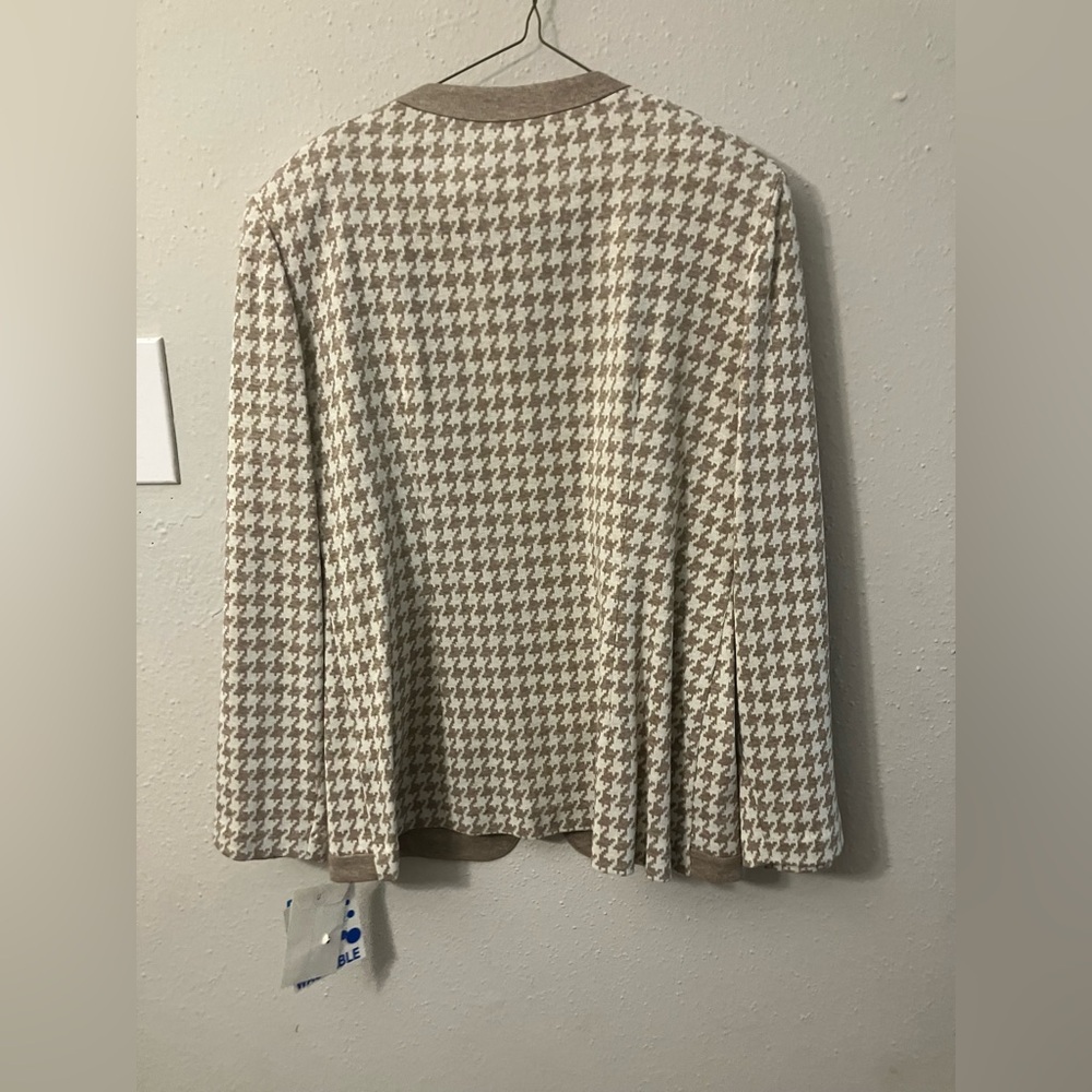Leslie Fay Women's Tan Houndstooth Sweater - Picture 11 of 16